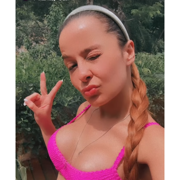 Maiara voltou a posar de biquíni após críticas ao seu corpo e mostrou sua barriga chapada