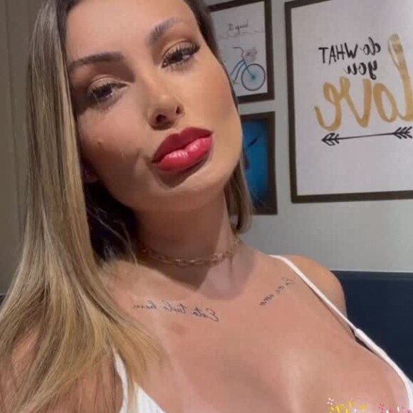 Andressa Urach retirou quatro costelas para afinar a cintura, fez uma lipoaspiração na região e ainda colocou próteses de 1 litro de silicone