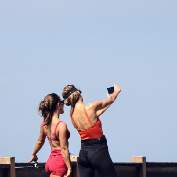 Patricia Poeta e a nora, Juliana Melo, mostraram sintonia durante passeio pela orla da Zona Sul do Rio de Janeiro em 6 de abril de 2024