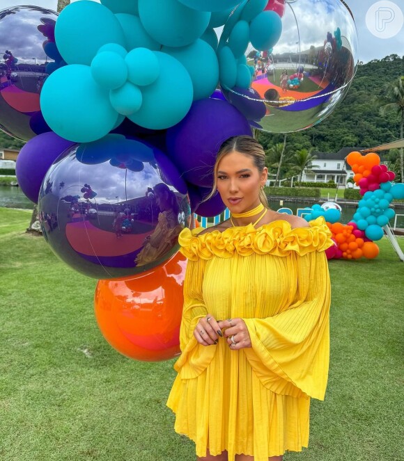 Virgínia Fonseca apostou em um vestido curto ombro a ombro com babado na parte superior para seu aniversário comemorado com festa em 7 de abril de 2024