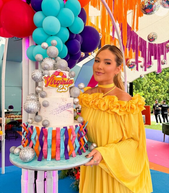 Virgínia Fonseca posa com seu bolo de aniversário em festa para comemorar 25 anos em 7 de abril de 2024