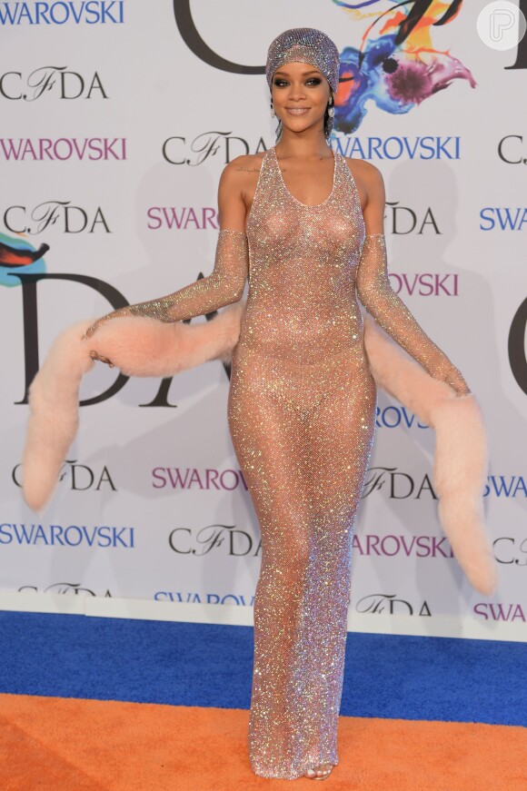 Rihanna é conhecida pelo seu estilo ousado. Cantora já aparceu com vestido transparente em um evento