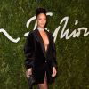 Rihanna vence processo na Justiça contra loja de roupas, TopShop. Marca usou foto de clip para comercializar blusas da cantora
