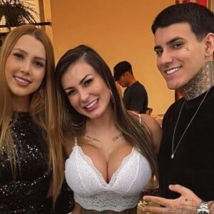 Andressa Urach mostra resultado de retirada das costelas em foto com família e detalhe causa polêmica