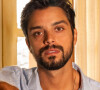 Em Renascer, Venâncio (Rodrigo Simas) será o ombro amigo de Bento (Marcello Melo Jr.) que chorará pelo fim do namoro com Kika (Juliane Araújo)