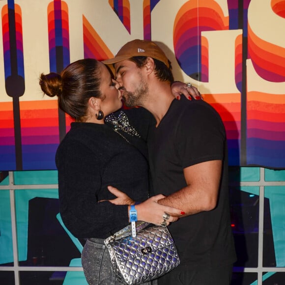 Renata Dominguez trocou beijos com o marido, Leandro Gléria, na pré-estreia de 'The Experience', da franquia 'Stranger Things'