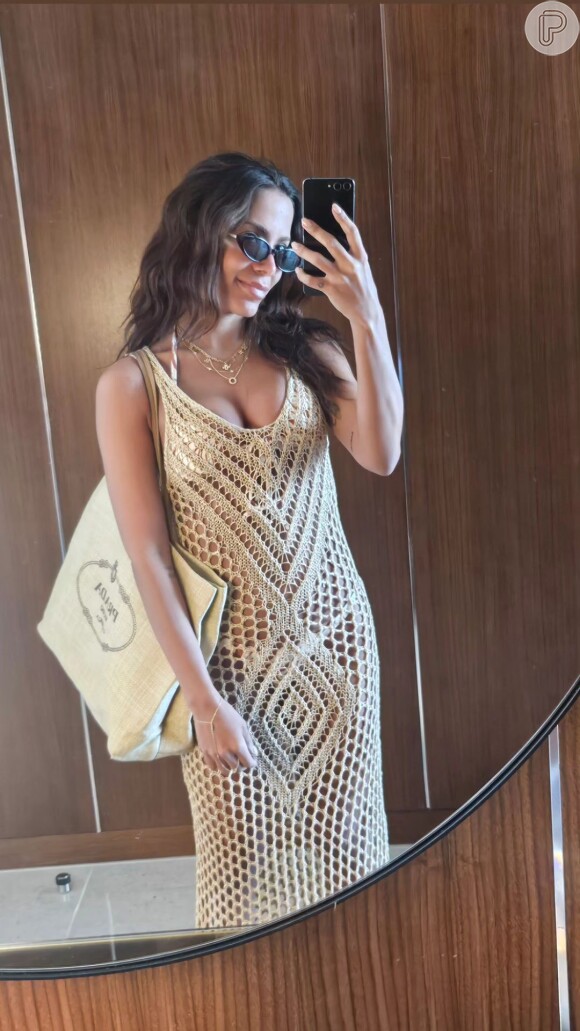 Anitta exibe novo cabelo em foto no espelho