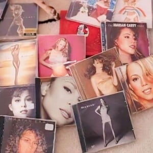 Anitta exibe CDs de Mariah Carey e comprova que é fã da artista