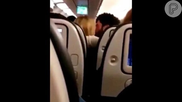 Em 2020, Akin Akinözü e a namorada protagonizaram uma polêmica ao serem flagrados dando beijos intensos em um avião