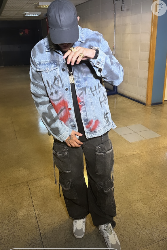 MC Bin Laden usou look street com jaqueta jeans para final do 'BBB 24'