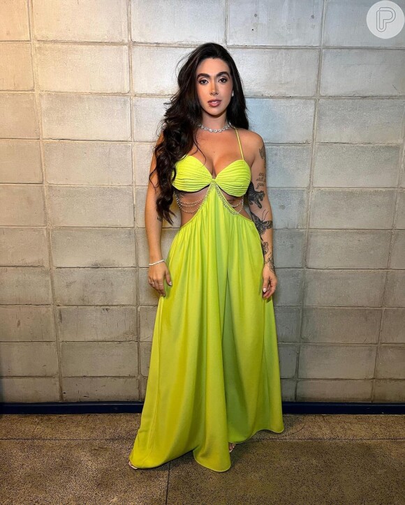 Giovanna apostou em um vestido longo verde com abertura lateral para final do 'BBB 24'