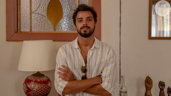Globo faz importante mudança na morte de Venâncio (Rodrigo Simas) em 'Renascer'. O carro do personagem sofrerá um acidente, que cairá em uma ribanceira.