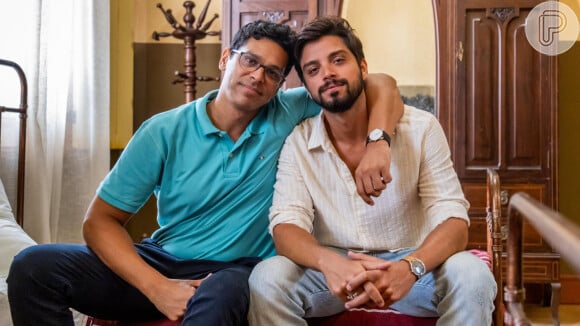 Na novela 'Renascer', Venâncio (Rodrigo Simas) e Augusto (Renan Monteiro) são grandes amigos.