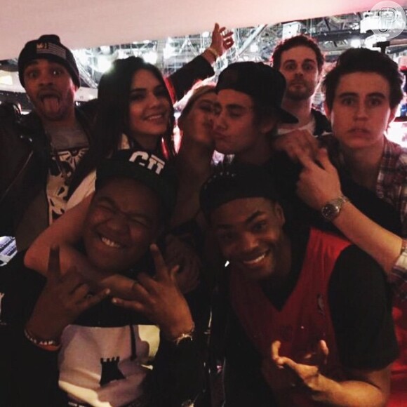 Justin Bieber e Kendall Jenner se divertem em festa com amigos