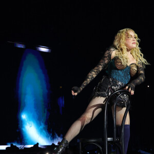 Madonna se atrasa com tanta frequência que fãs internacionais já acionaram a Justiça. Recentemente, três espectadores processaram a cantora