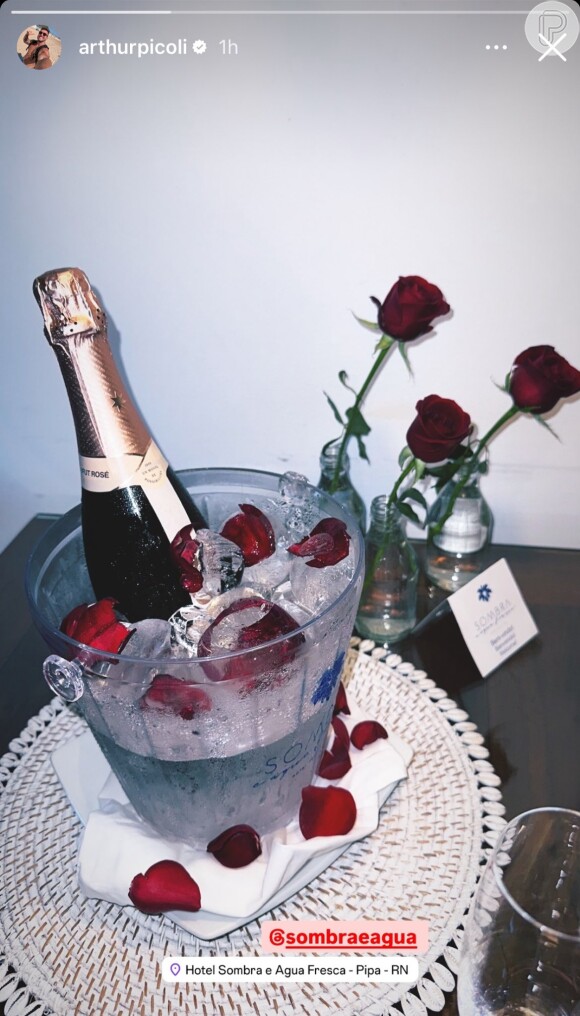 Arthur Picoli publicou um story no mesmo hotel que Ivy está, com um balde de champagne e rosas vermelhas - que também aparecem ao fundo do registro da morena