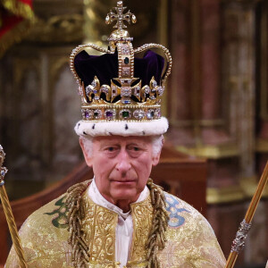 Rei Charles III foi coroado em 6 de maio de 2023, 8 meses após a morte da mãe