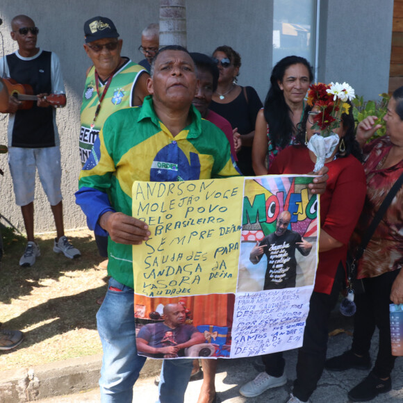 Velório de Anderson Leonardo foi marcado por homenagens de fãs