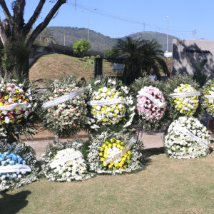 Velório de Anderson Leonardo contou com homenagens de lendas do samba e do pagode