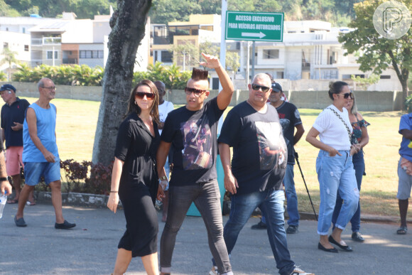 Integrantes da equipe do Molejo também marcaram presença no velório de Anderson Leonardo