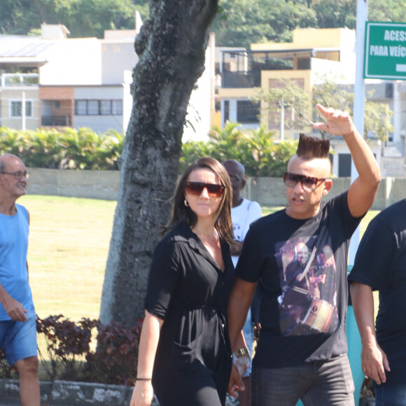 Integrantes da equipe do Molejo também marcaram presença no velório de Anderson Leonardo