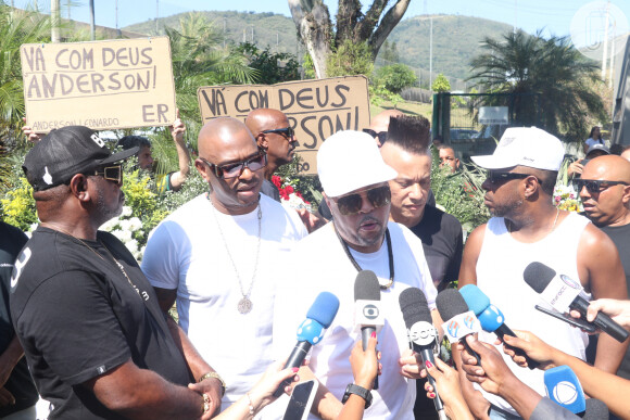 Integrantes do Molejo conversaram com a imprensa no velório de Anderson Leonardo