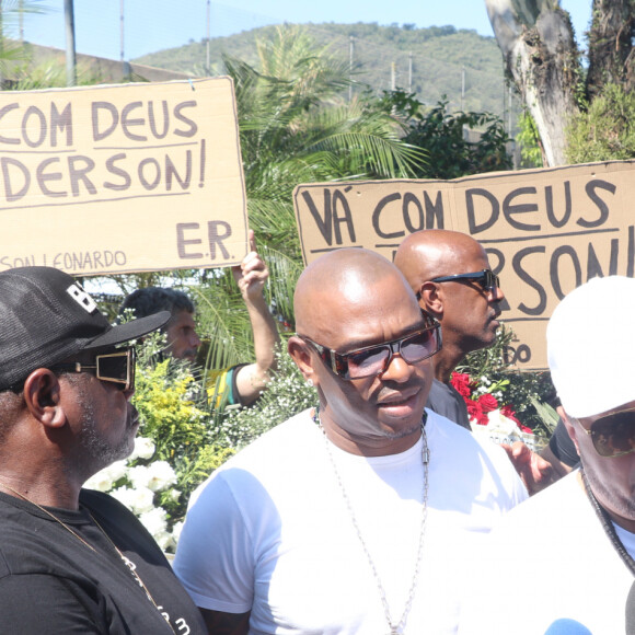 Integrantes do Molejo conversaram com a imprensa no velório de Anderson Leonardo