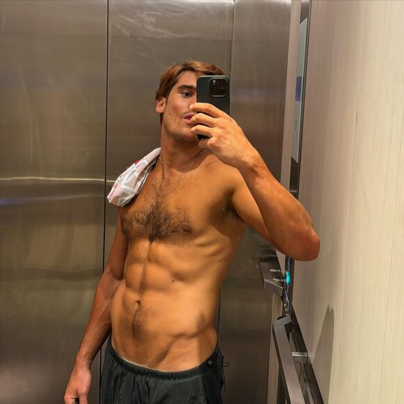 Nicolas Prattes já tinha mostrado a mudança no visual com uma foto discreta, no elevador