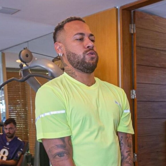 Neymar surge em novo vídeo treinando e internautas comentam sobre corpo do jogador
