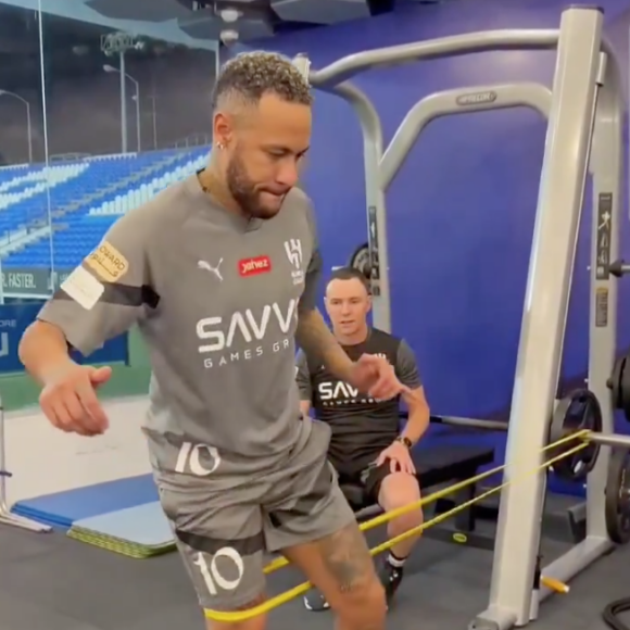 Neymar ganhou elogios de internautas, mas também cobranças para voltar logo aos campos