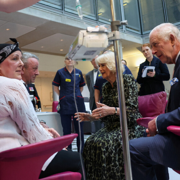 Com câncer, Rei Charles III conversou com pacientes e médicos de hospital especializado em combater a doença