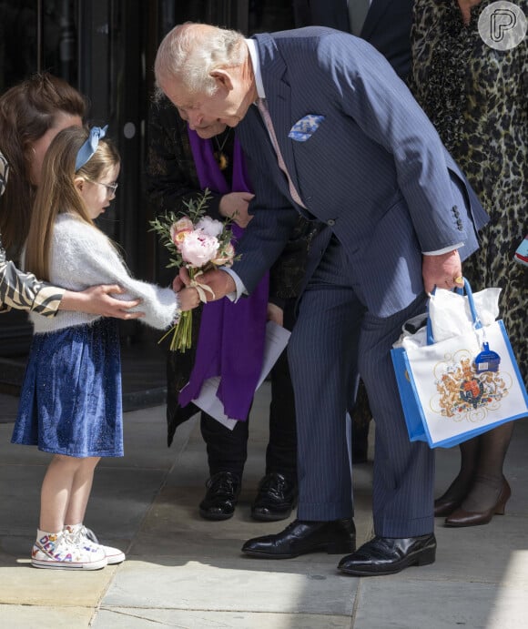 Com câncer, Rei Charles III ganhou presente de criança ao chegar em hospital de Londres nesta terça-feira 30 de abril de 2024