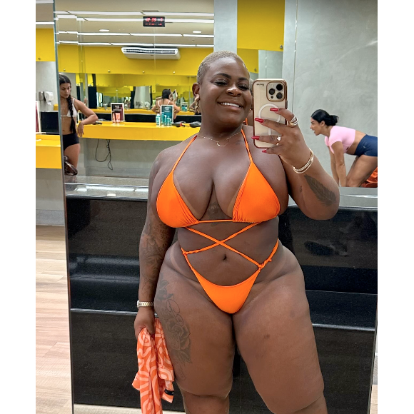 Para a ocasião, Jojo Todynho elegeu um biquíni laranja diferentão todo amarrado