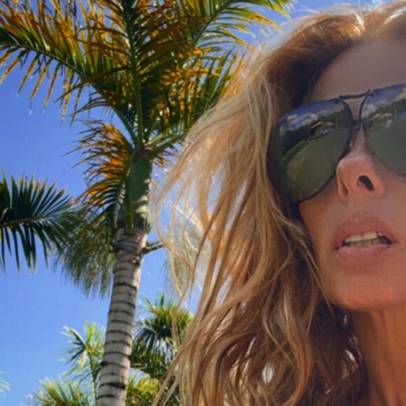 Adriane Galisteu respondeu às declarações de Xuxa ao 'Fantástico' em entrevista ao programa '2 Chopes Com', do Yahoo! Brasil, ainda em 2012