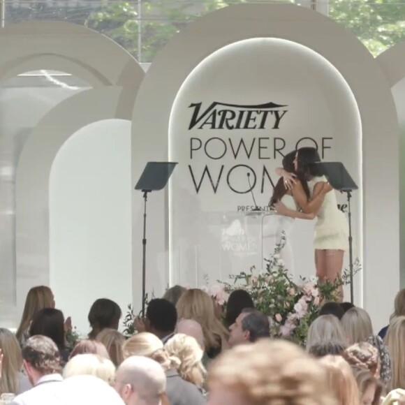 Anitta e Bruna Marquezine se abraçaram em premiação da Variety