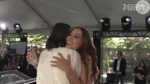 Anitta abraçou Bruna Marquezine, ao ouvir o discurso, e chamou a atriz de irmã