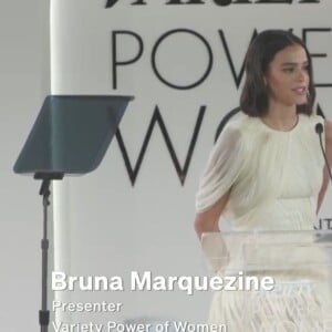Bruna Marquezine fez discurso emocionante destacando o impacto de Anitta na música em premiação da Variety