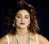 Madonna popularizou o uso de correntes com crucifixos como acessório fashion. Ela chegou a dizer publicamente que gostava de usar o item pois tinha 'um homem nu'