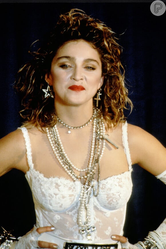 Madonna popularizou o uso de correntes com crucifixos como acessório fashion. Ela chegou a dizer publicamente que gostava de usar o item pois tinha 'um homem nu'