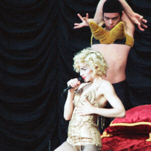 Madonna simulava masturbação, exorcismo e cantava em um altar de uma igreja na turnê 'Blond Ambition'. Mais uma excomunhão