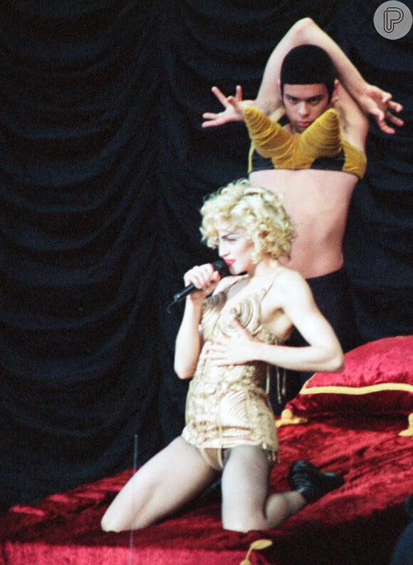 Madonna simulava masturbação, exorcismo e cantava em um altar de uma igreja na turnê 'Blond Ambition'. Mais uma excomunhão