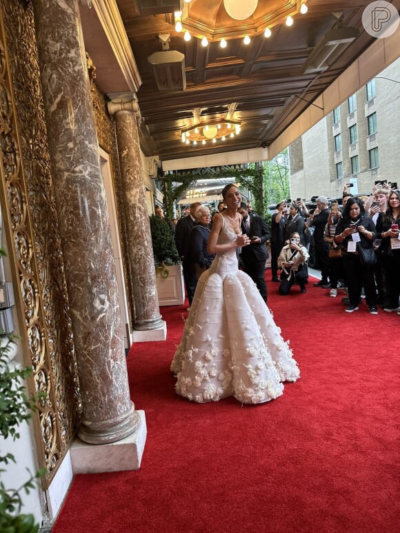 Bruna Marquezine deixa hotel e atende fãs antes de ir ao MET Gala 2024