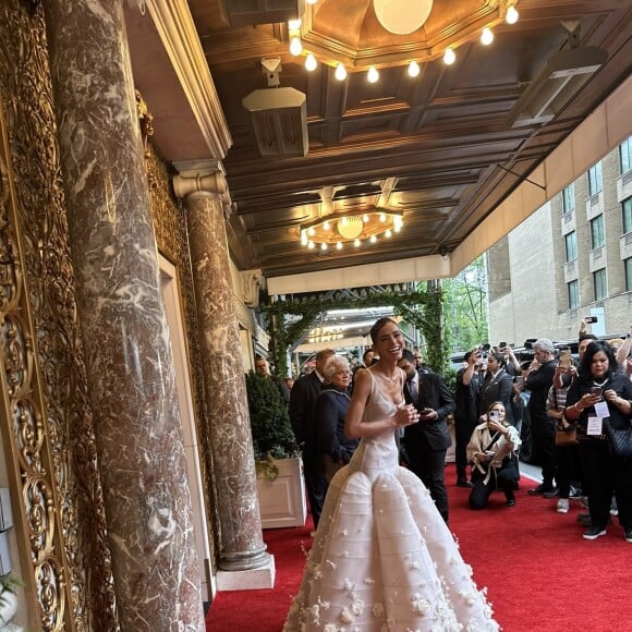 Bruna Marquezine deixa hotel e atende fãs antes de ir ao MET Gala 2024