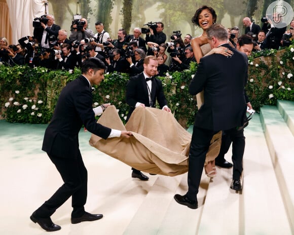 Met Gala 2024: Tyla foi carregada para através o red carpet