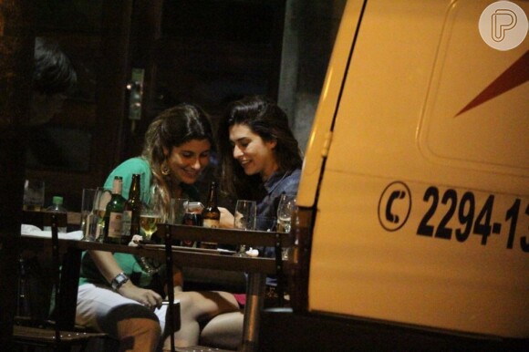 Fernanda Paes Leme se diverte com amiga em bar do Rio