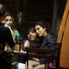 Fernanda Paes Leme tira foto com amigos em bar do Rio
