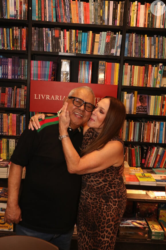 Susana Vieira recebeu Jaider Soares, presidente da escola de samba Grande Rio, no lançamento de sua biografia 'Senhora do Meu Destino'