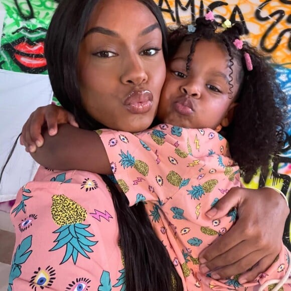 A cantora MC Rebecca compartilha parte da rotina com Morena na web