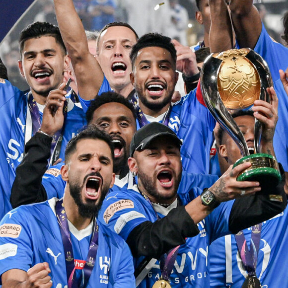 Neymar levanta taça e comemora título absoluto de time árabe