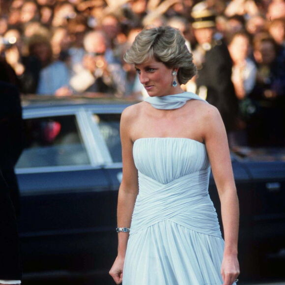 Princesa Diana era conhecida por usar diversos vestidos azuis
